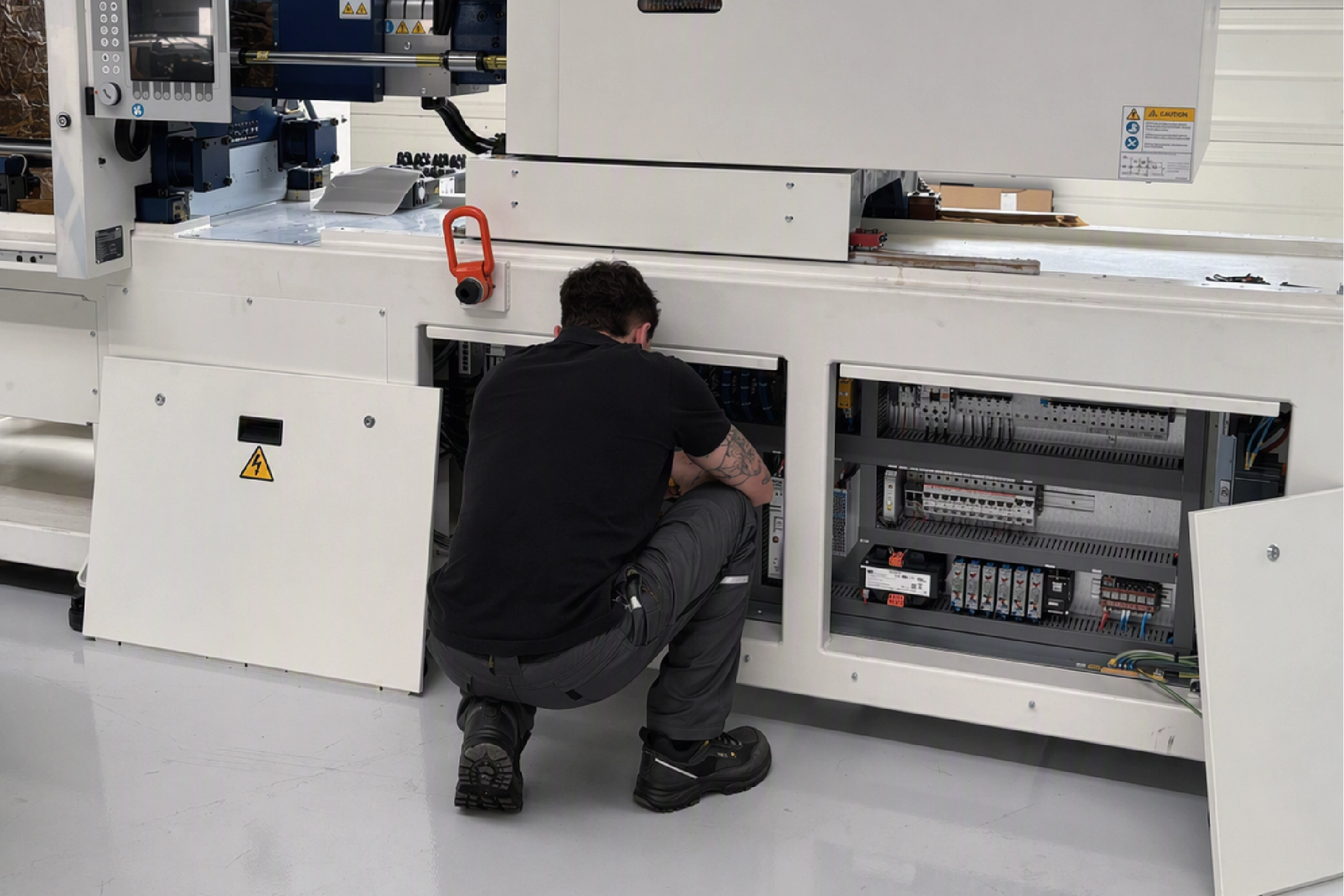 Maintenance Technicien effectuant une maintenance sur une presse à injecter